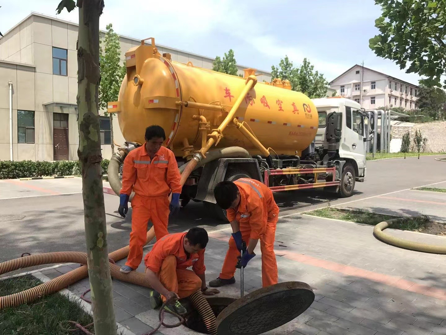 内黄管道疏通车停在窨井附近