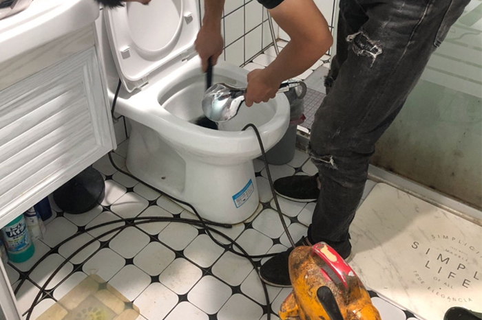 内黄马桶堵塞自己疏通还是找师傅?专业上门服务让你省时更省心